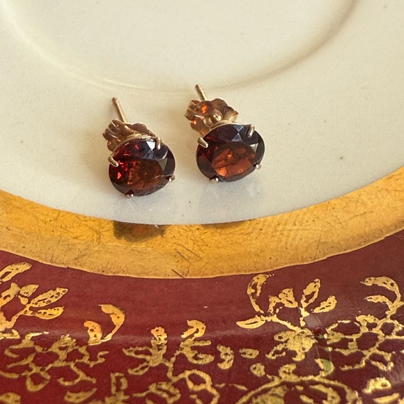 Elegant 10KT Gold and Garnet Stud Earrings - Picture 3 of 7